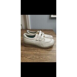 Barefoot Freedom Shoes Women's Size US 9.5  Tan color.